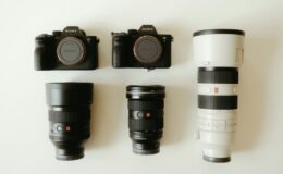 Profesionálna fotografická výbava s dvoma fotoaparátmi a objektívmi