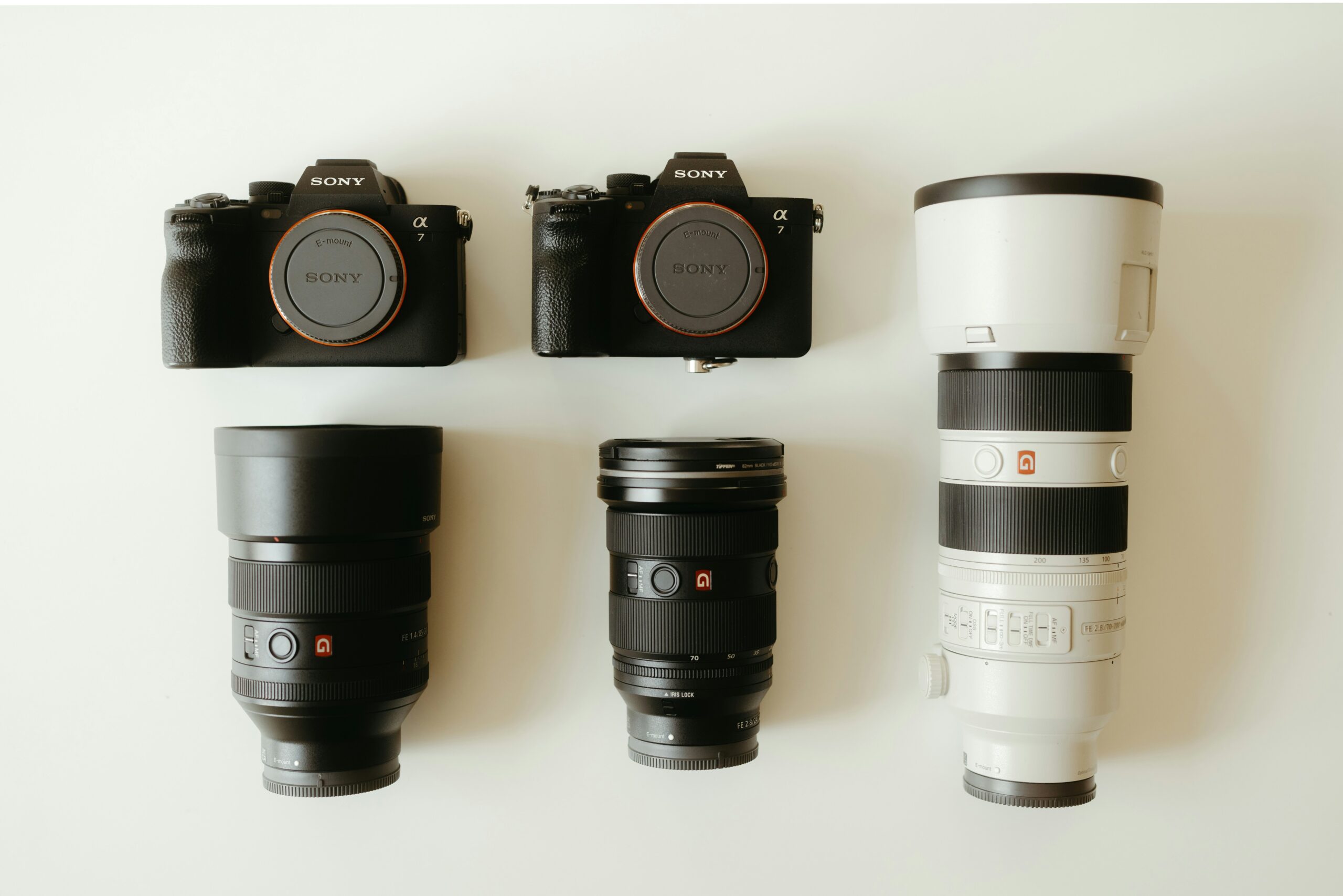 Profesionálna fotografická výbava s dvoma fotoaparátmi a objektívmi