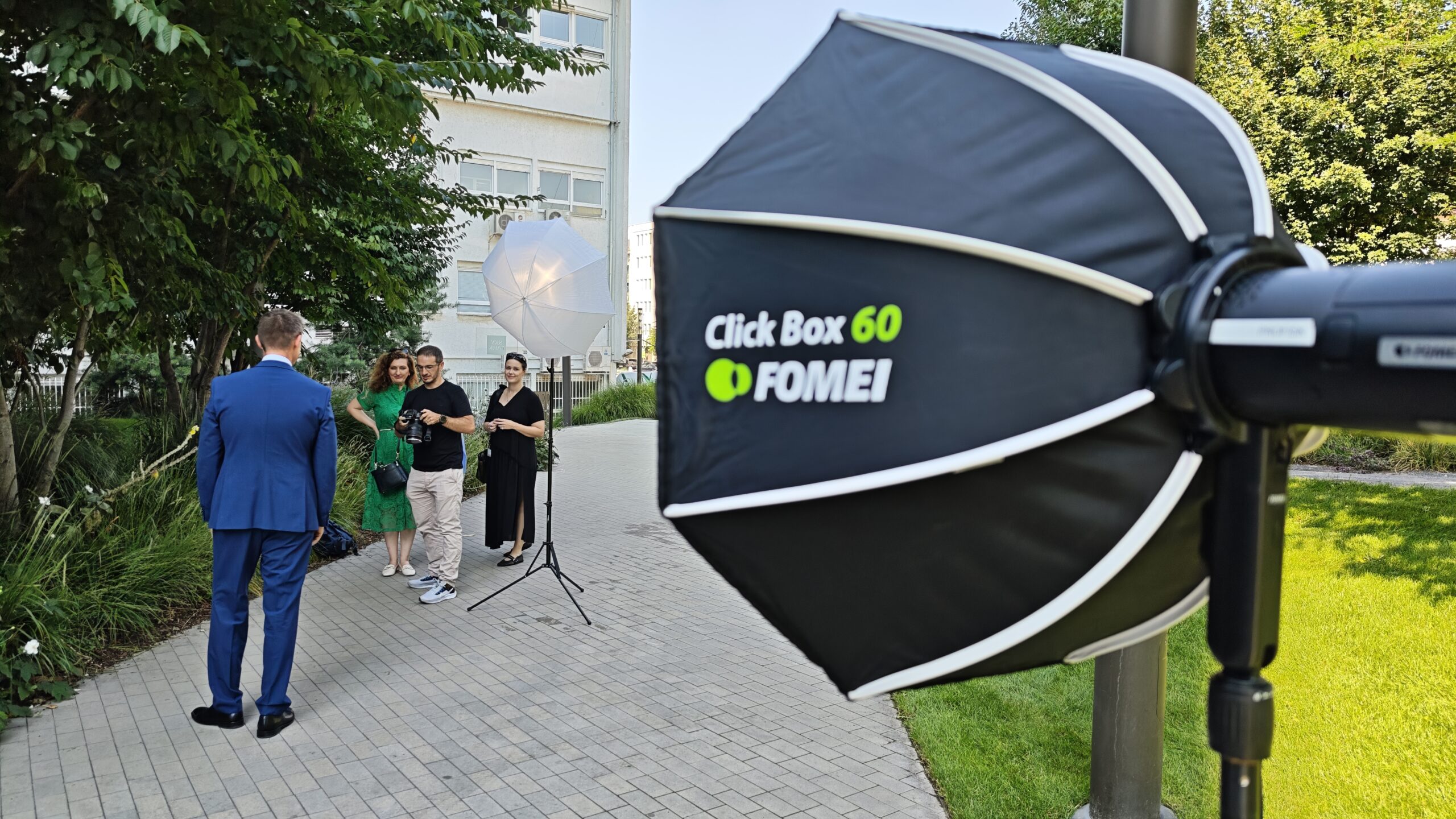 ukážka práce so svetlom pri portrétnom fotení – externý blesk, softbox a fotografický setup pre kvalitný portrét