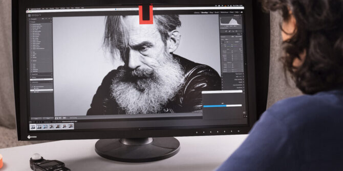 Kalibrácia monitora pre fotografov – vstavaná sonda EIZO zabezpečuje presné farby pri úpravách fotografií v Lightroome.