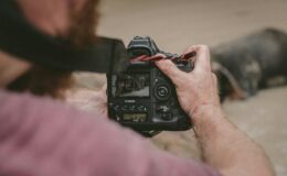 Fotograf pri práci s fotoaparátom v teréne počas reálneho fotenia