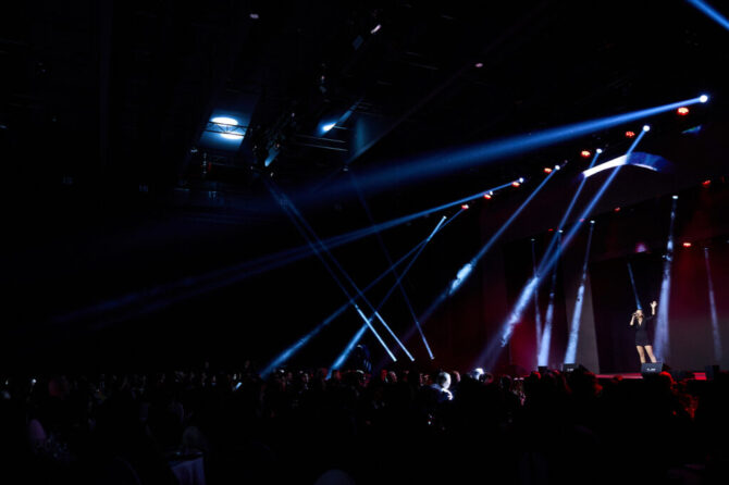 Business portrét z firemného podujatia zachytávajúci prirodzený výraz a prácu so svetlom v reálnych podmienkach.