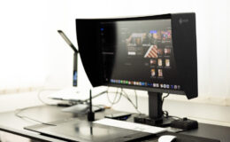Kalibrovaný monitor pre fotografa na pracovnom stole určený na úpravu fotografií a kontrolu farieb.