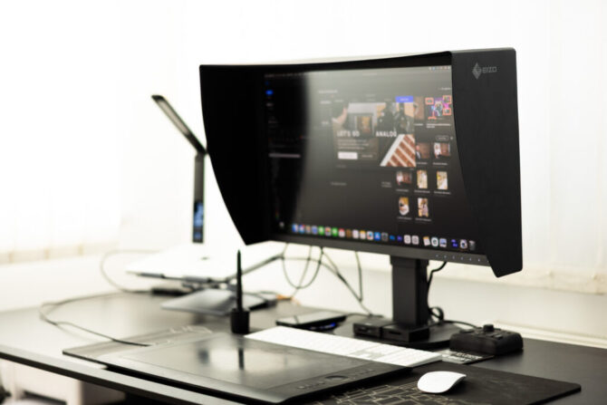 Kalibrovaný monitor pre fotografa na pracovnom stole určený na úpravu fotografií a kontrolu farieb.