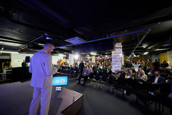 Eventová fotografia z tmavej konferencie zachytená na svetelný objektív Canon RF 35mm f/1.4