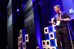 Širší reportážny záber atmosféry eventu fotený na Canon RF 35mm f/1.4