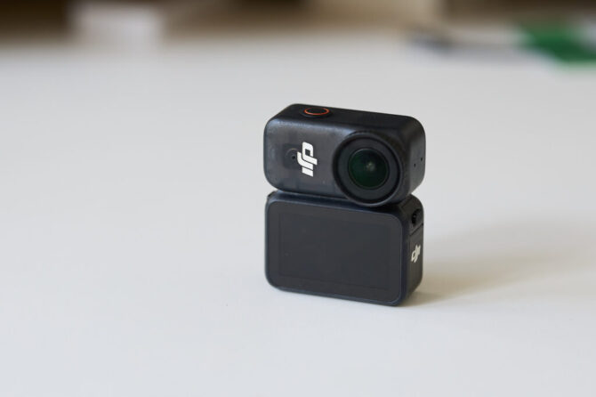 Kamera DJI Nano v nabíjacom Vision Docku pre rýchle sťahovanie záberov do mobilu