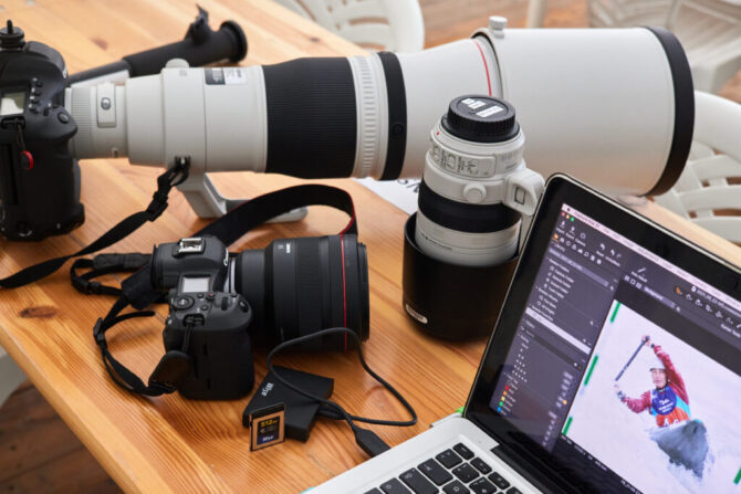 Zálohovanie fotografií a sťahovanie kariet priamo do notebooku a na SSD disky počas veľkého eventu